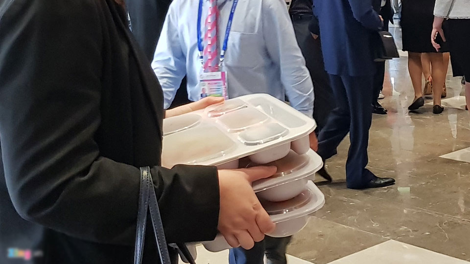 Đại biểu APEC dùng cơm hộp cao cấp trước giờ TT Trump phát biểu
