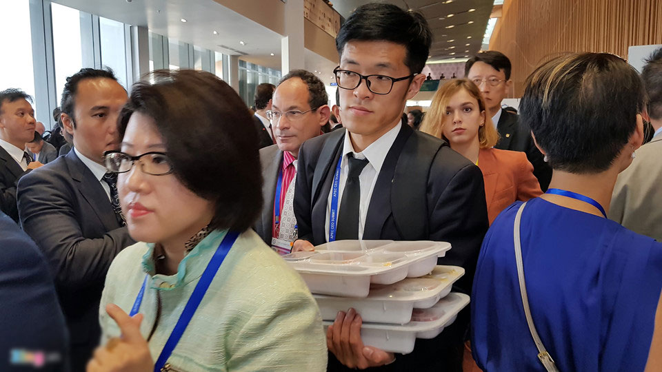 Đại biểu APEC dùng cơm hộp cao cấp trước giờ TT Trump phát biểu