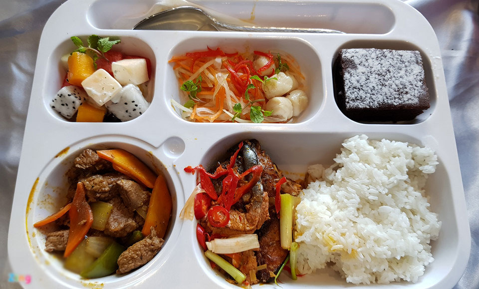 Đại biểu APEC dùng cơm hộp cao cấp trước giờ TT Trump phát biểu