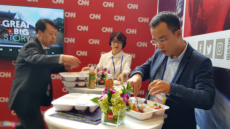 Đại biểu APEC dùng cơm hộp cao cấp trước giờ TT Trump phát biểu