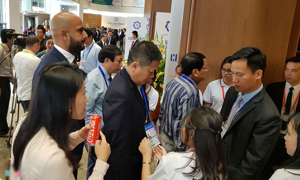 Đại biểu APEC dùng cơm hộp cao cấp trước giờ TT Trump phát biểu