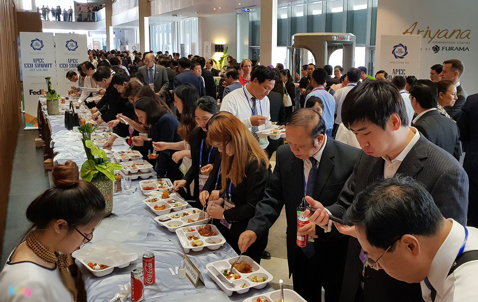 Đại biểu APEC dùng cơm hộp cao cấp trước giờ TT Trump phát biểu