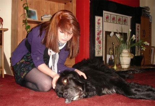 Độc thân suốt 10 năm vì xăm hình chân chó cưng lên ngực