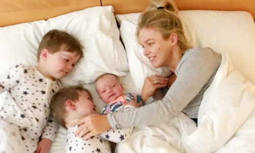 8 từ của đôi vợ chồng già thay đổi người mẹ kiệt sức vì nuôi con