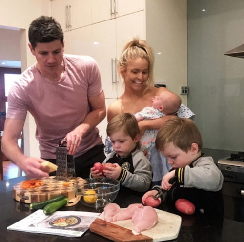 8 từ của đôi vợ chồng già thay đổi người mẹ kiệt sức vì nuôi con