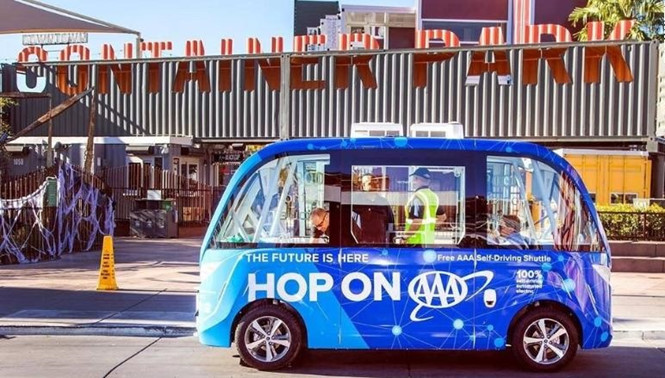 Xe buýt tự lái gặp tai nạn ngay lần chạy thử đầu tiên