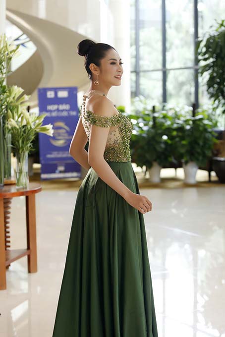 Trúc Diễm rực sắc đỏ, Bảo Anh diện váy xẻ cao đến hông Trúc Diễm rực sắc đỏ, Bảo Anh diện váy xẻ cao đến hông