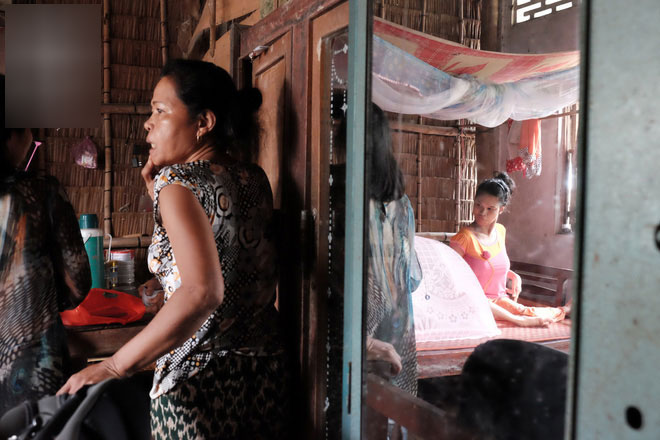 Đằng sau cảnh người mẹ điên ú ớ chăm con gái sơ sinh, vẫn còn một câu chuyện cảm động khác về tình mẫu tử