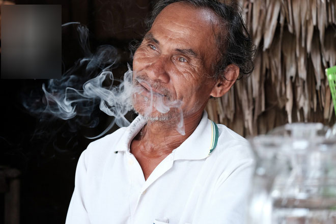 Đằng sau cảnh người mẹ điên ú ớ chăm con gái sơ sinh, vẫn còn một câu chuyện cảm động khác về tình mẫu tử