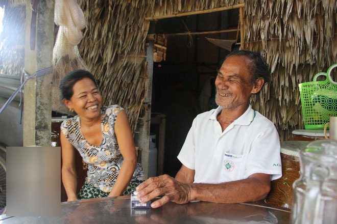 Đằng sau cảnh người mẹ điên ú ớ chăm con gái sơ sinh, vẫn còn một câu chuyện cảm động khác về tình mẫu tử