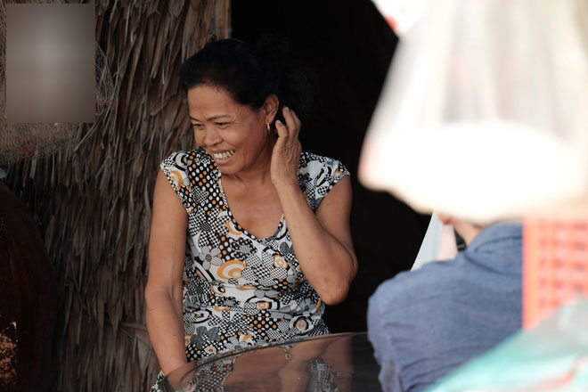 Đằng sau cảnh người mẹ điên ú ớ chăm con gái sơ sinh, vẫn còn một câu chuyện cảm động khác về tình mẫu tử