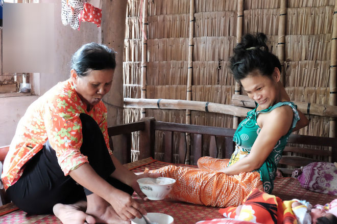 Đằng sau cảnh người mẹ điên ú ớ chăm con gái sơ sinh, vẫn còn một câu chuyện cảm động khác về tình mẫu tử