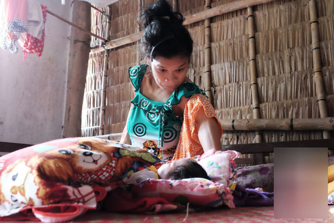 Đằng sau cảnh người mẹ điên ú ớ chăm con gái sơ sinh, vẫn còn một câu chuyện cảm động khác về tình mẫu tử