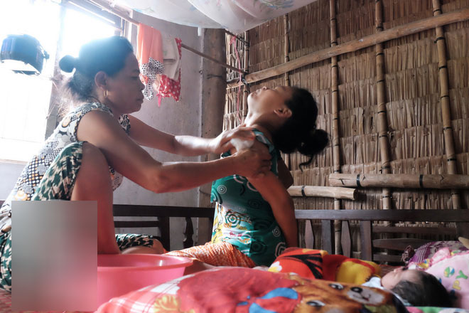 Đằng sau cảnh người mẹ điên ú ớ chăm con gái sơ sinh, vẫn còn một câu chuyện cảm động khác về tình mẫu tử