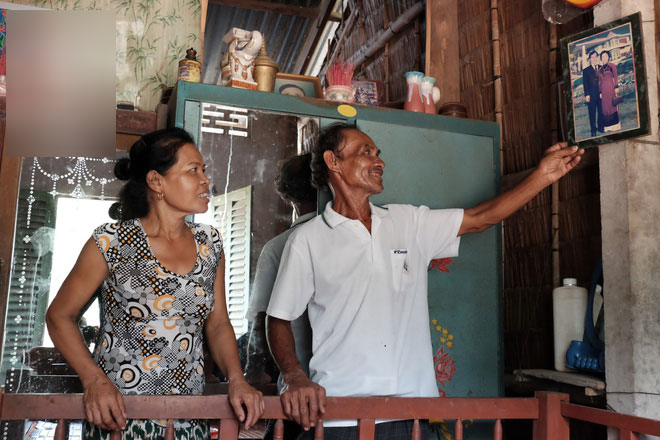 Đằng sau cảnh người mẹ điên ú ớ chăm con gái sơ sinh, vẫn còn một câu chuyện cảm động khác về tình mẫu tử