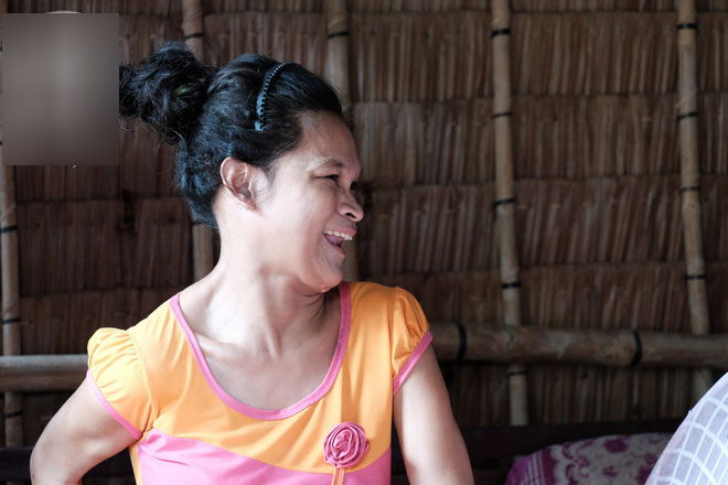 Đằng sau cảnh người mẹ điên ú ớ chăm con gái sơ sinh, vẫn còn một câu chuyện cảm động khác về tình mẫu tử