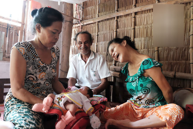 Đằng sau cảnh người mẹ điên ú ớ chăm con gái sơ sinh, vẫn còn một câu chuyện cảm động khác về tình mẫu tử