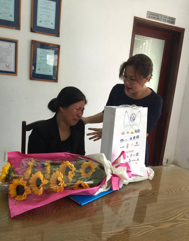 Xúc động hình ảnh mẹ nhận bằng thay con đã qua đời vì ung thư