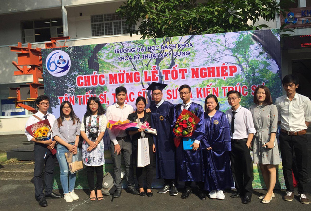 Xúc động hình ảnh mẹ nhận bằng thay con đã qua đời vì ung thư