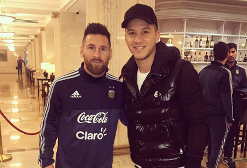 Messi xin lỗi vì không nhận ra cầu thủ đồng hương