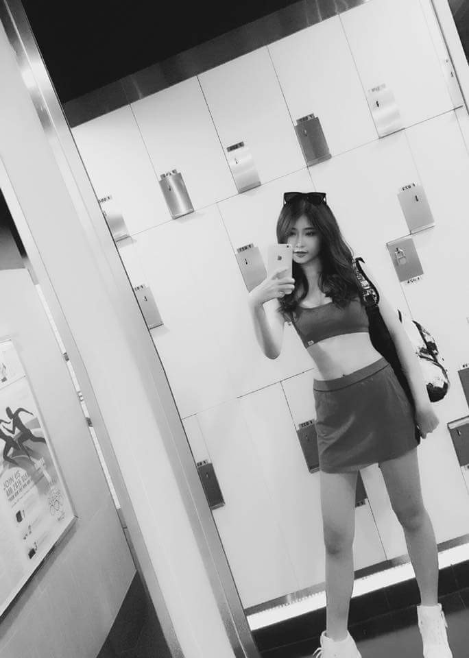 Ngân Anh mải chụp hình phớt lờ BTC giải trình?