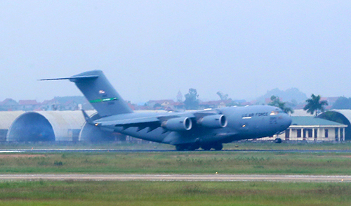 Phi cơ Ngựa thồ chở siêu xe phục vụ Tổng thống Mỹ tới Hà Nội