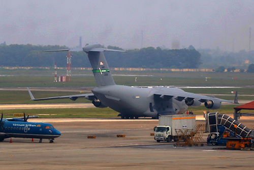 Phi cơ Ngựa thồ chở siêu xe phục vụ Tổng thống Mỹ tới Hà Nội