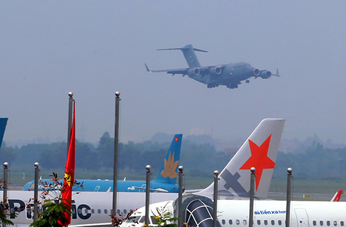 Phi cơ Ngựa thồ chở siêu xe phục vụ Tổng thống Mỹ tới Hà Nội