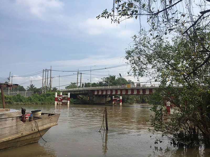 Người phụ nữ bần thần, bỏ dép rồi nhảy cầu Gò Công tự vẫn