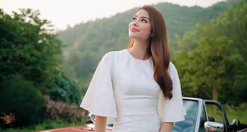 Phạm Hương rạng rỡ trong phim quảng bá du lịch Đà Nẵng nhân APEC