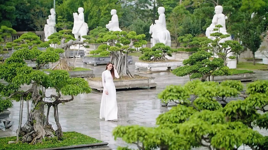 Phạm Hương rạng rỡ trong phim quảng bá du lịch Đà Nẵng nhân APEC