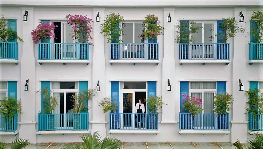 Phạm Hương rạng rỡ trong phim quảng bá du lịch Đà Nẵng nhân APEC