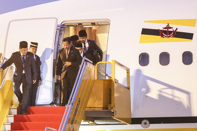 Quốc vương Brunei lái máy bay đến Đà Nẵng dự APEC