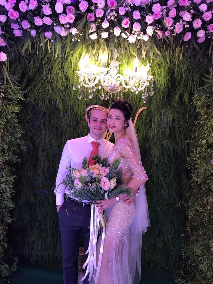 Vợ chồng Lê Thúy cùng Xuân Lan rạng rỡ tham dự đám cưới của Kha Mỹ Vân và chồng Tây