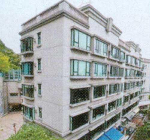 Hết thời phải hát ở nông thôn nhưng Trương Vệ Kiện có cuộc sống xa hoa gây choáng ngợp