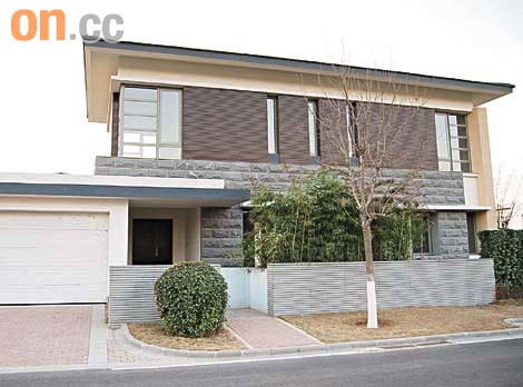 Hết thời phải hát ở nông thôn nhưng Trương Vệ Kiện có cuộc sống xa hoa gây choáng ngợp