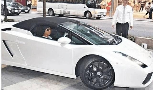 Hết thời phải hát ở nông thôn nhưng Trương Vệ Kiện có cuộc sống xa hoa gây choáng ngợp