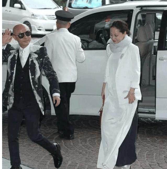 Hết thời phải hát ở nông thôn nhưng Trương Vệ Kiện có cuộc sống xa hoa gây choáng ngợp