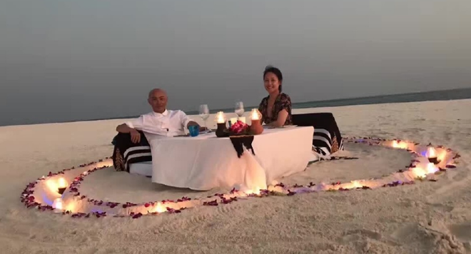 Hết thời phải hát ở nông thôn nhưng Trương Vệ Kiện có cuộc sống xa hoa gây choáng ngợp