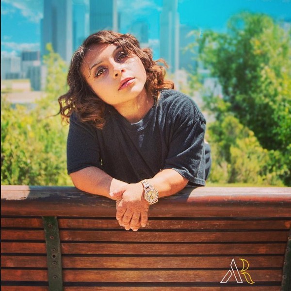 Từng bị dè bỉu chê xấu, cô gái cao chưa đến 1m lột xác trở thành người mẫu vạn người mê