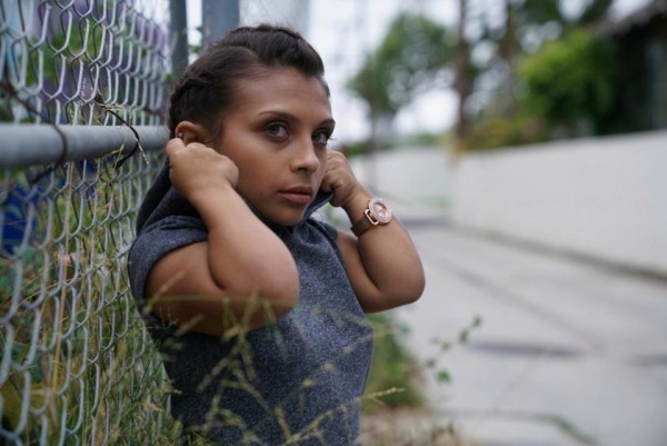 Từng bị dè bỉu chê xấu, cô gái cao chưa đến 1m lột xác trở thành người mẫu vạn người mê