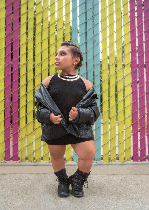 Từng bị dè bỉu chê xấu, cô gái cao chưa đến 1m lột xác trở thành người mẫu vạn người mê