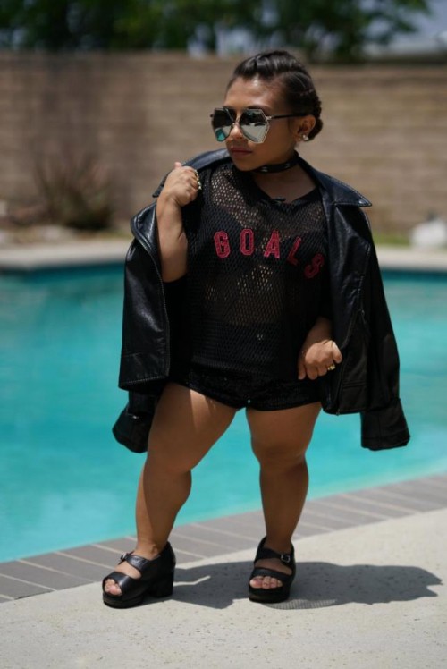 Từng bị dè bỉu chê xấu, cô gái cao chưa đến 1m lột xác trở thành người mẫu vạn người mê