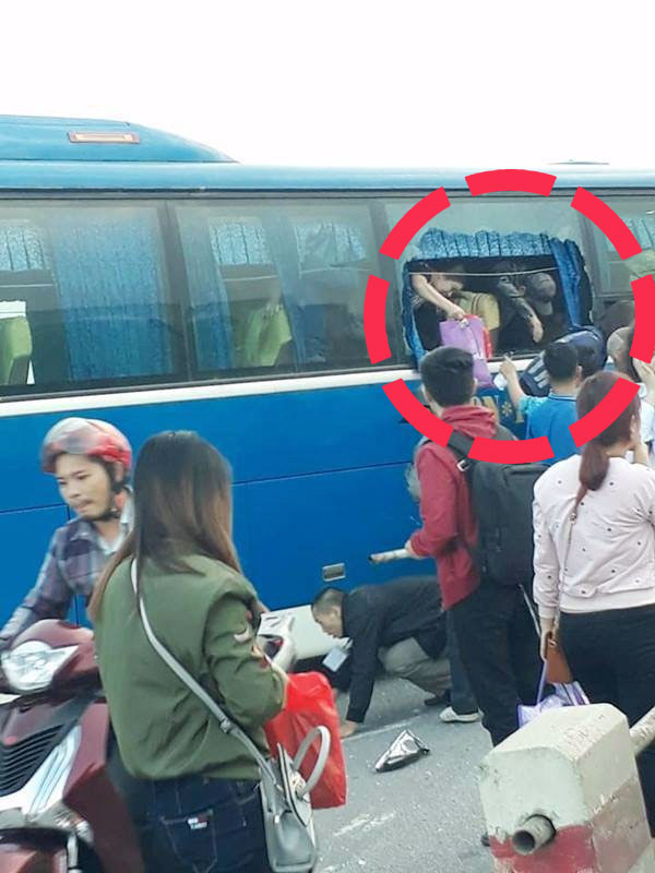 Hiện trường vụ tai nạn khiến xe khách suýt lao xuống sông Hồng trên cầu Thanh Trì