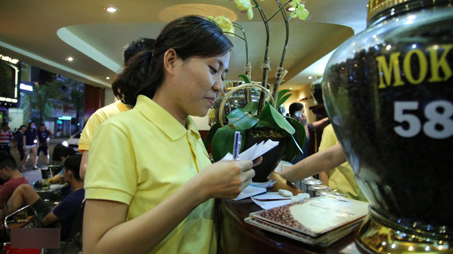 Dân Sài Gòn tò mò khi thủ tướng Canada ngồi cà phê vỉa hè