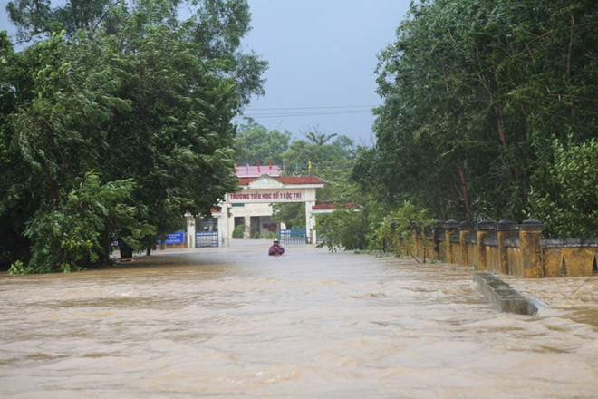 Lũ chưa dứt, thủy điện đã phải xả để đón bão số 13