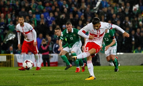 Thụy Sỹ thắng sân khách nhờ quả phạt đền tranh cãi