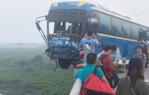 Xe khách suýt lao xuống sông Hồng, hàng chục hành khách phá cửa xe thoát nạn