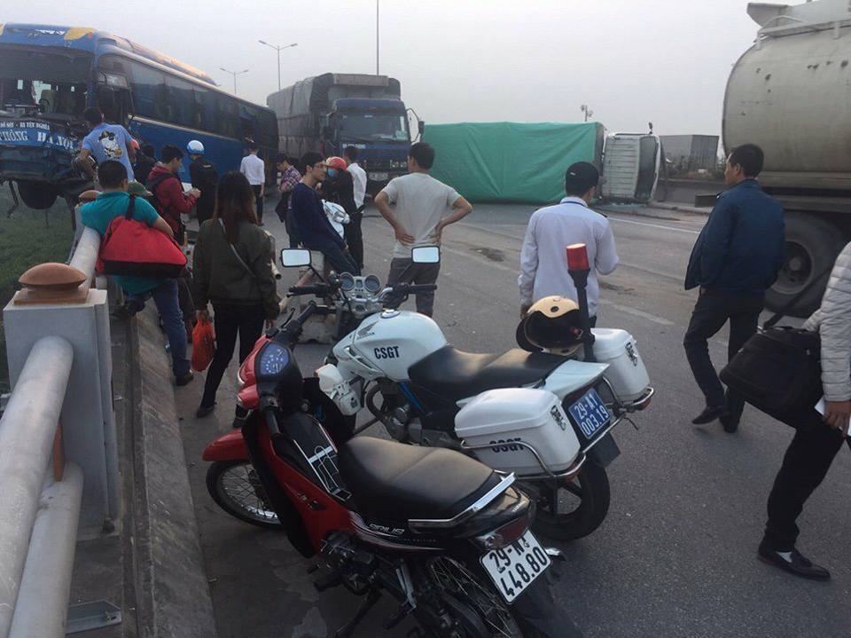 Xe khách suýt lao xuống sông Hồng, hàng chục hành khách phá cửa xe thoát nạn