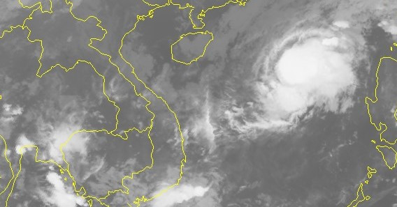Bão số 13 di chuyển chậm lại, đổi hướng